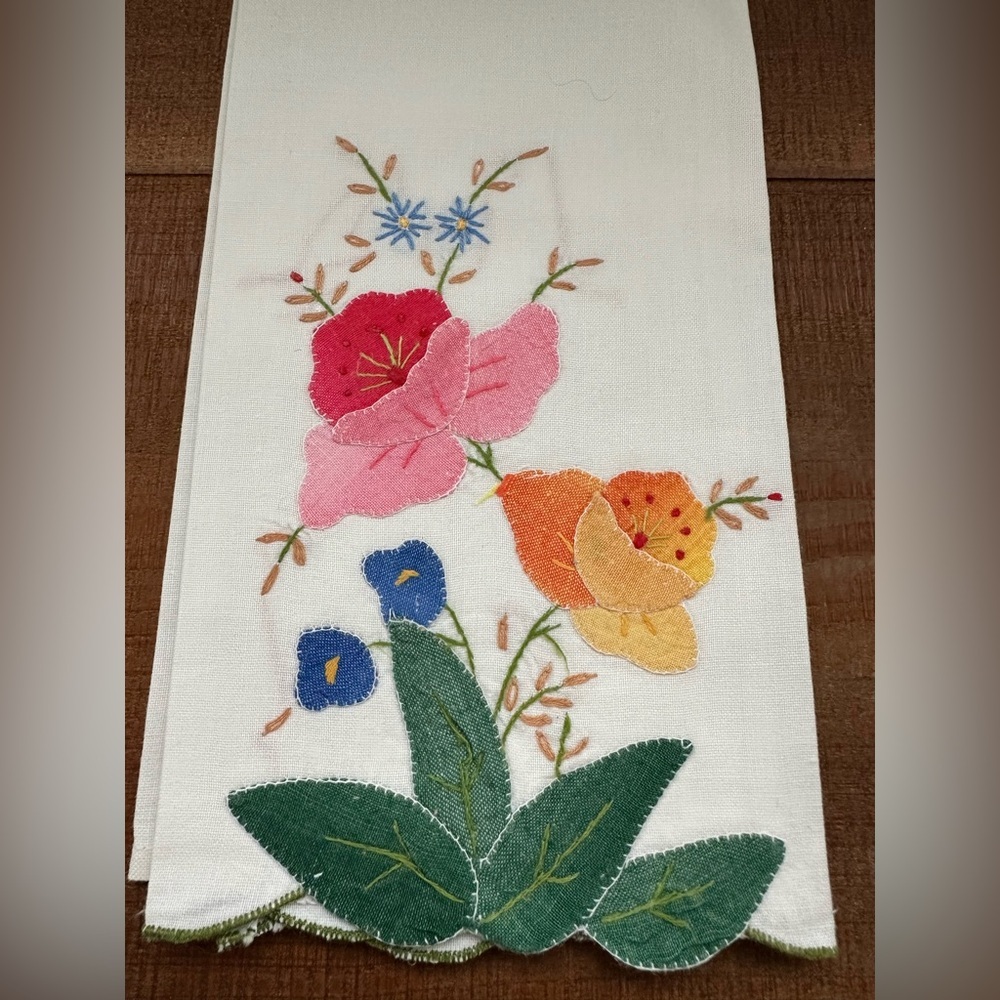 Set of Vintage Floral Embroidered White Napkins - Picture 7 of 13